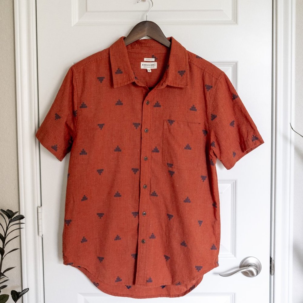 Bridge & Burn, Short Sleeve Button Up - Medium, Rust & Navy.